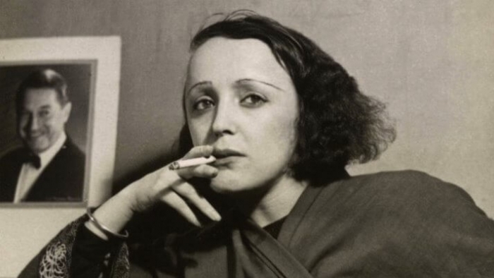 Edith Piaf cigarettával